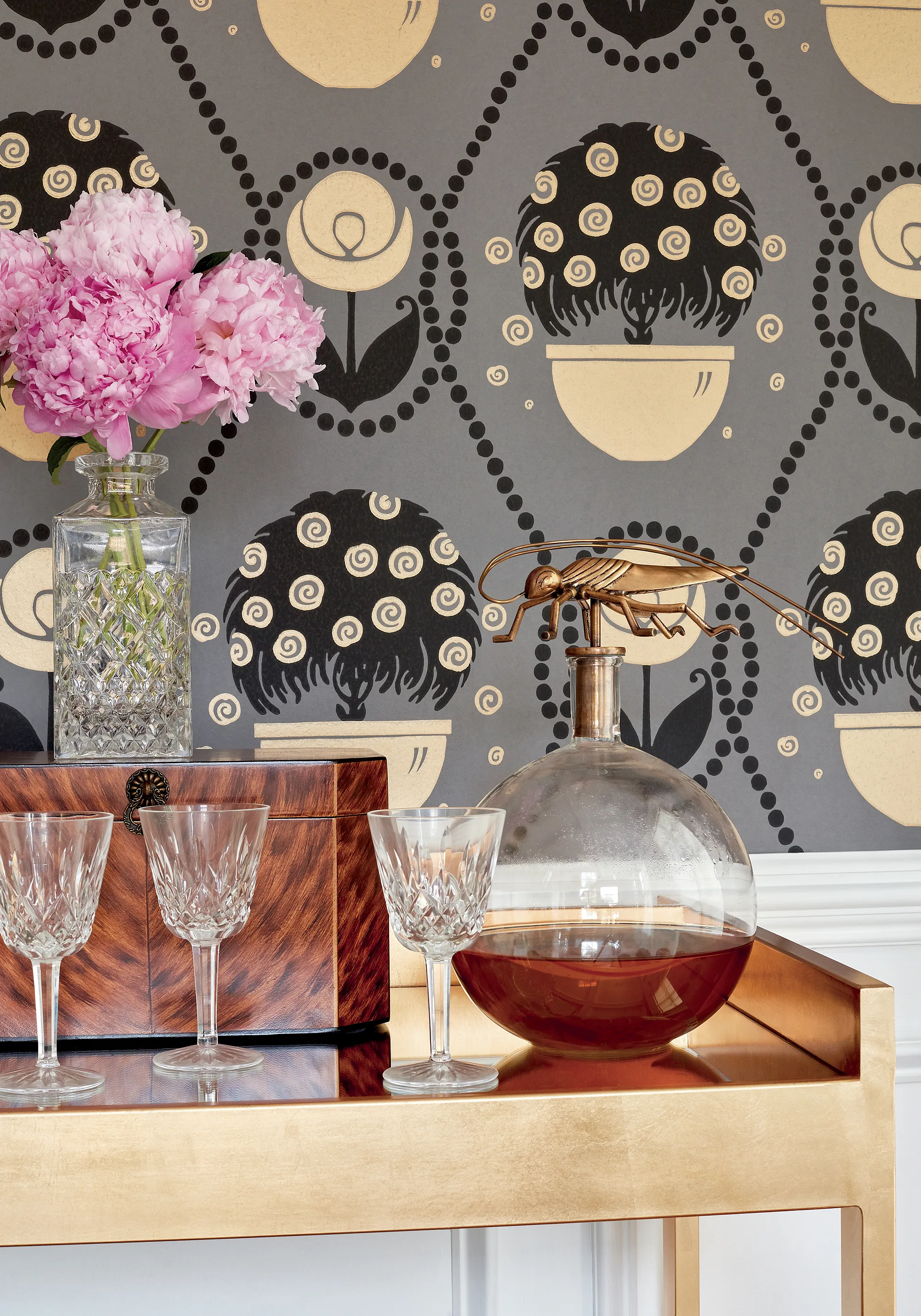 Thibaut Rene in Metallic Gold on Charcoal (T2957)