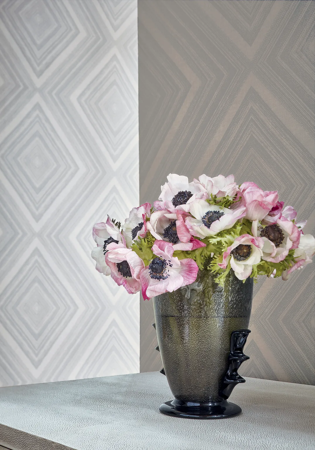 Thibaut Tappeto in Charcoal (T4043)