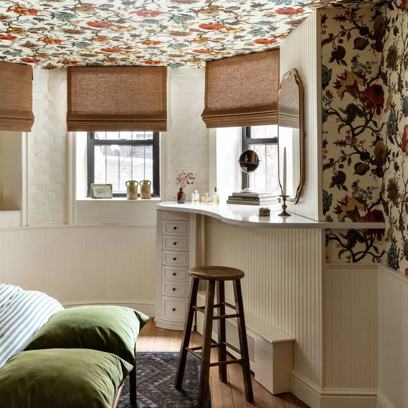 House of Hackney Artemis Wallpaper in Ecru House of Hackney Artemis wallpaper in Ecru, blooms and foliage in ecru