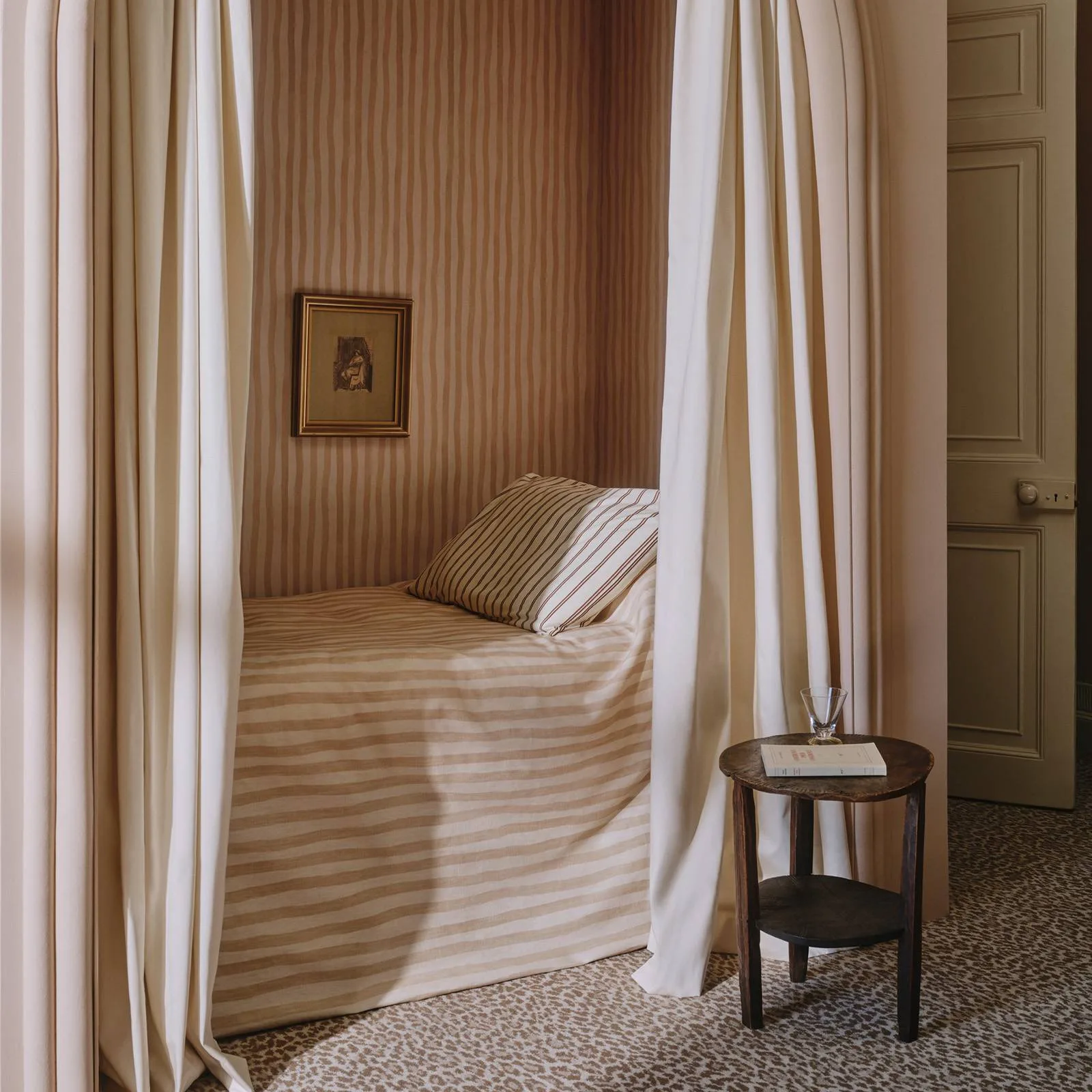 House of Hackney Artist's Stripe Wallpaper in Alabaster House of Hackney Artist's Stripe wallpaper in Alabaster, stripes in alabaster