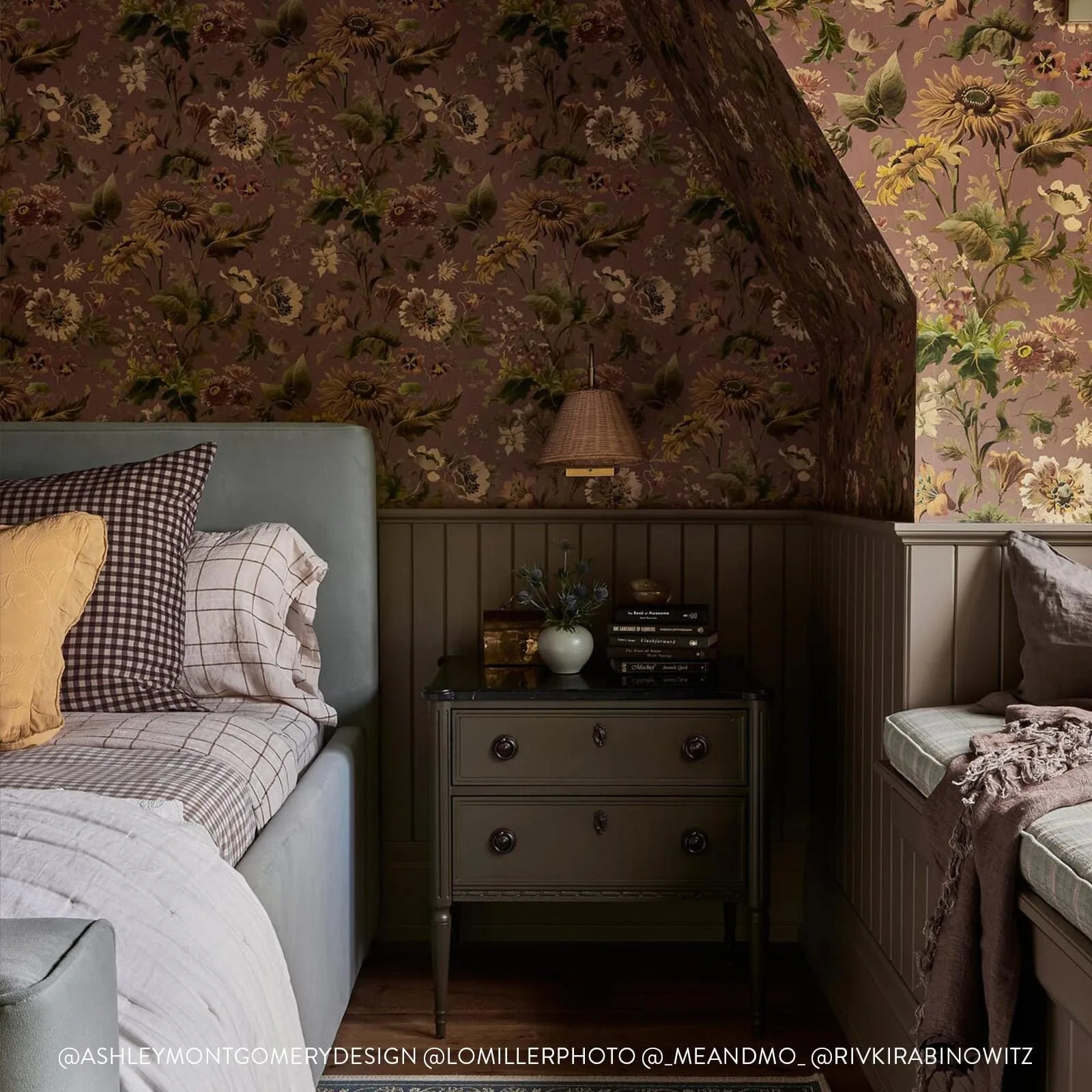 House of Hackney Avalon Wallpaper in Puce Pink House of Hackney Avalon wallpaper in Puce Pink, blooms and foliage in pink