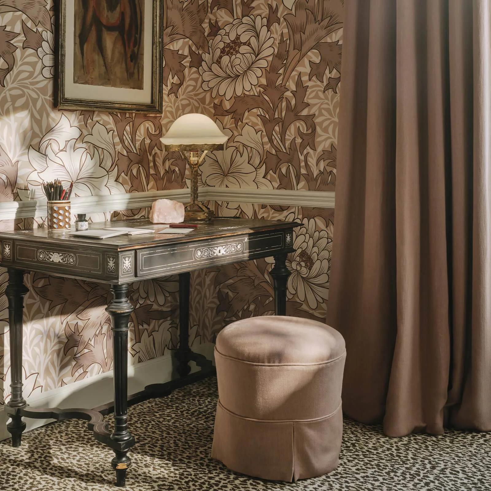 House of Hackney Chrysanthemum Magna Wallpaper in Astrantia House of Hackney Chrysanthemum Magna wallpaper in Astrantia, blooms and foliage in astrantia