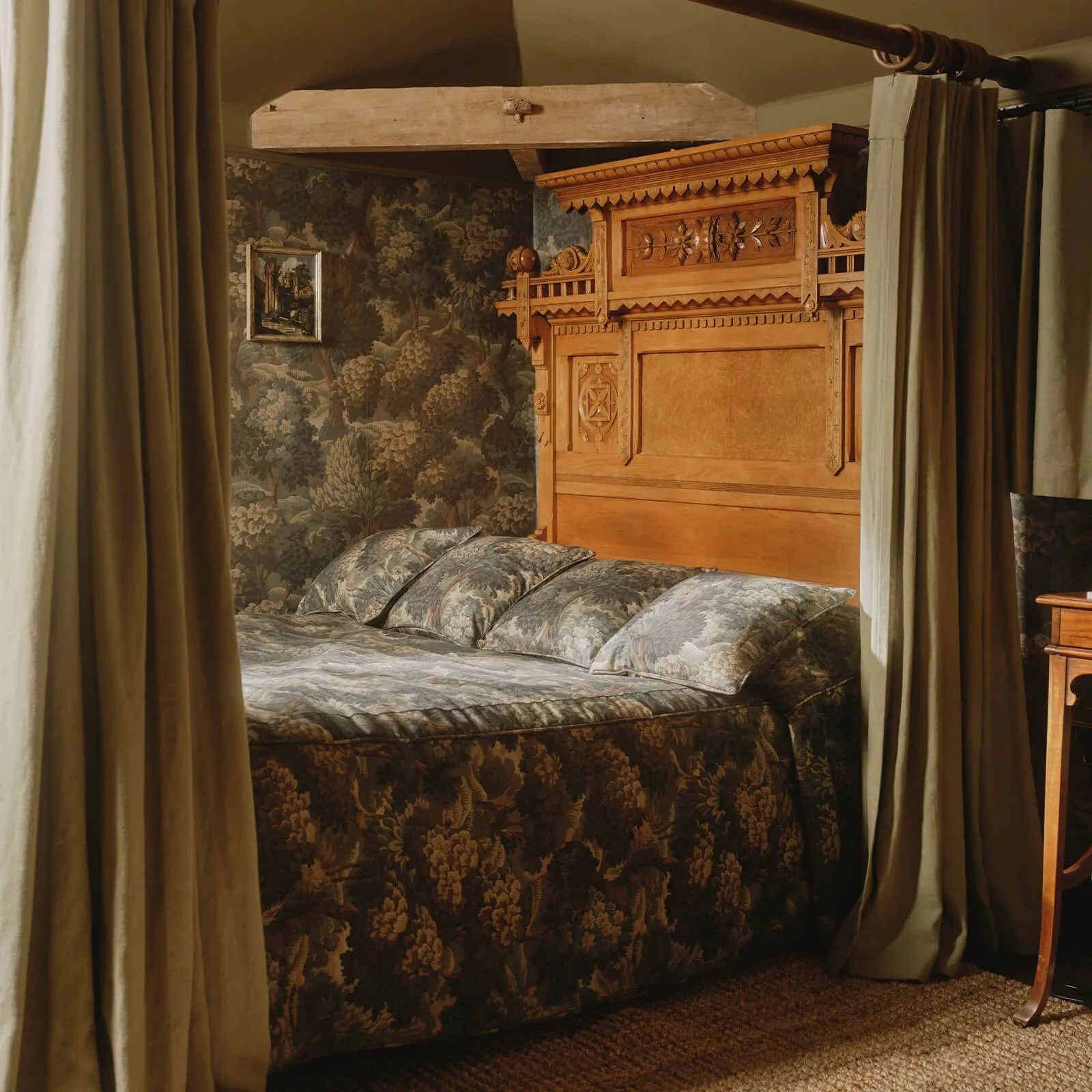 House of Hackney Nemor Wallpaper in Bronze House of Hackney Nemor wallpaper in Bronze, foliage and trees in bronze