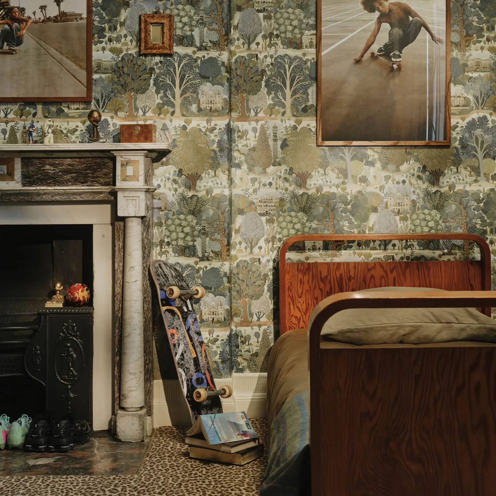 House of Hackney Utopia Wallpaper in Spring House of Hackney Utopia wallpaper in Spring, foliage in spring