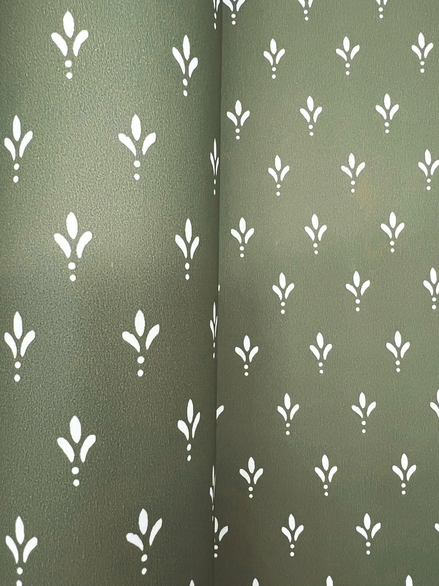 Magnolia Home Charm - Pine Wallpaper | Buy Online Magnolia Home Charm wallpaper, color Pine, SKU MF4777
