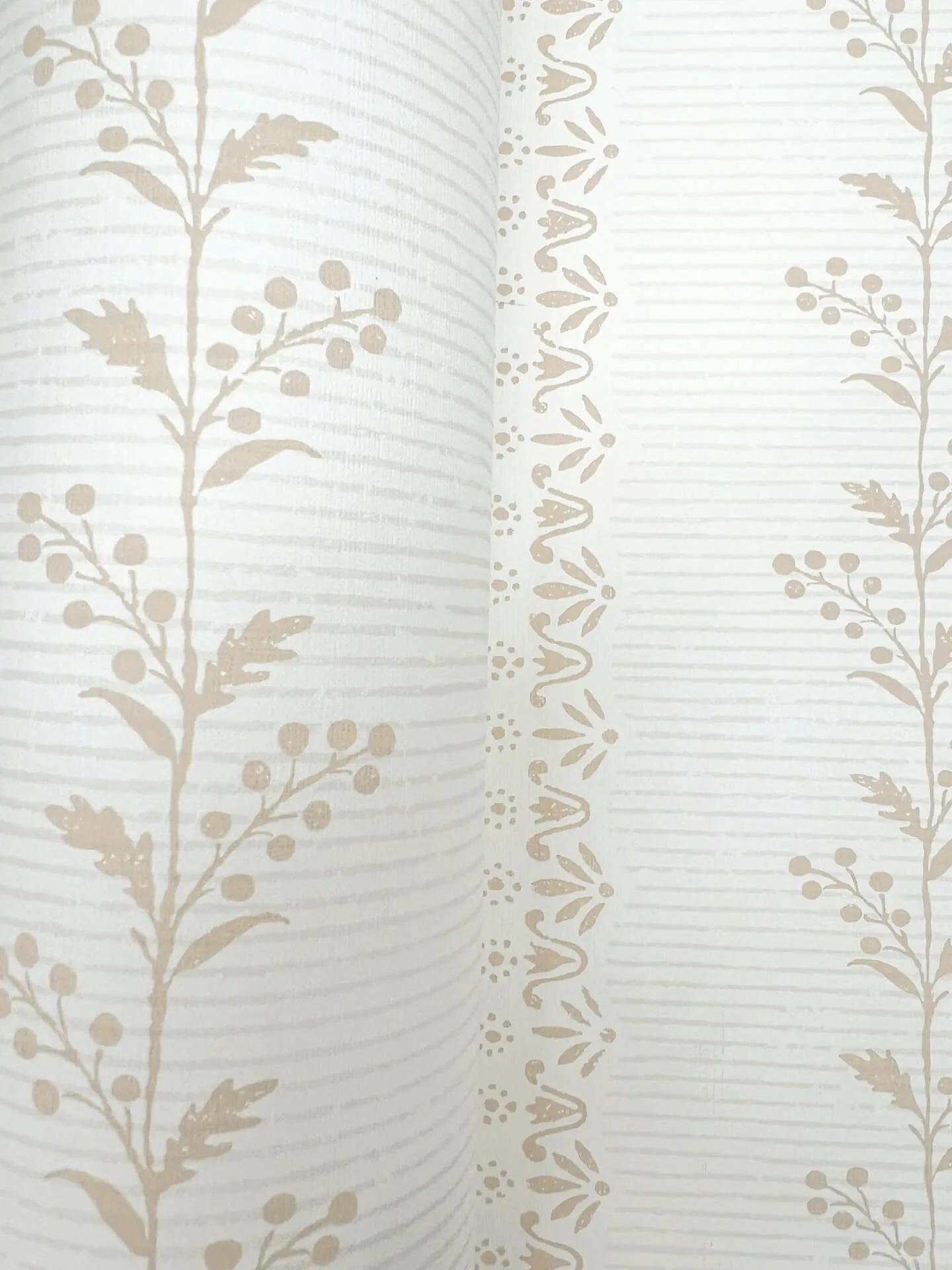 Magnolia Home Everleigh - Ochre Wallpaper | Buy Online Magnolia Home Everleigh wallpaper, color Ochre, SKU MF4763
