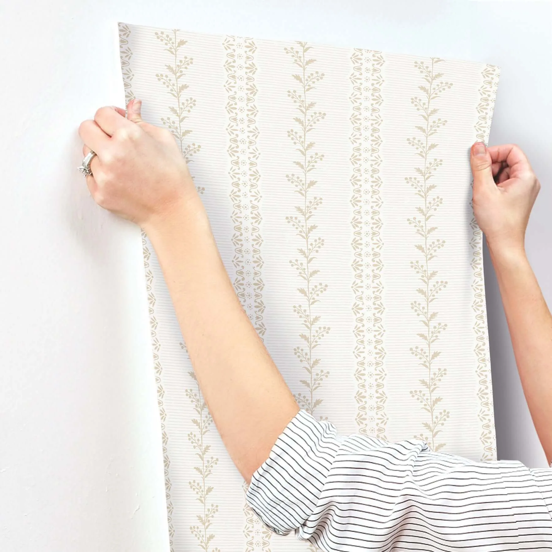 Magnolia Home Everleigh - Ochre Wallpaper | Buy Online Magnolia Home Everleigh wallpaper, color Ochre, SKU MF4763