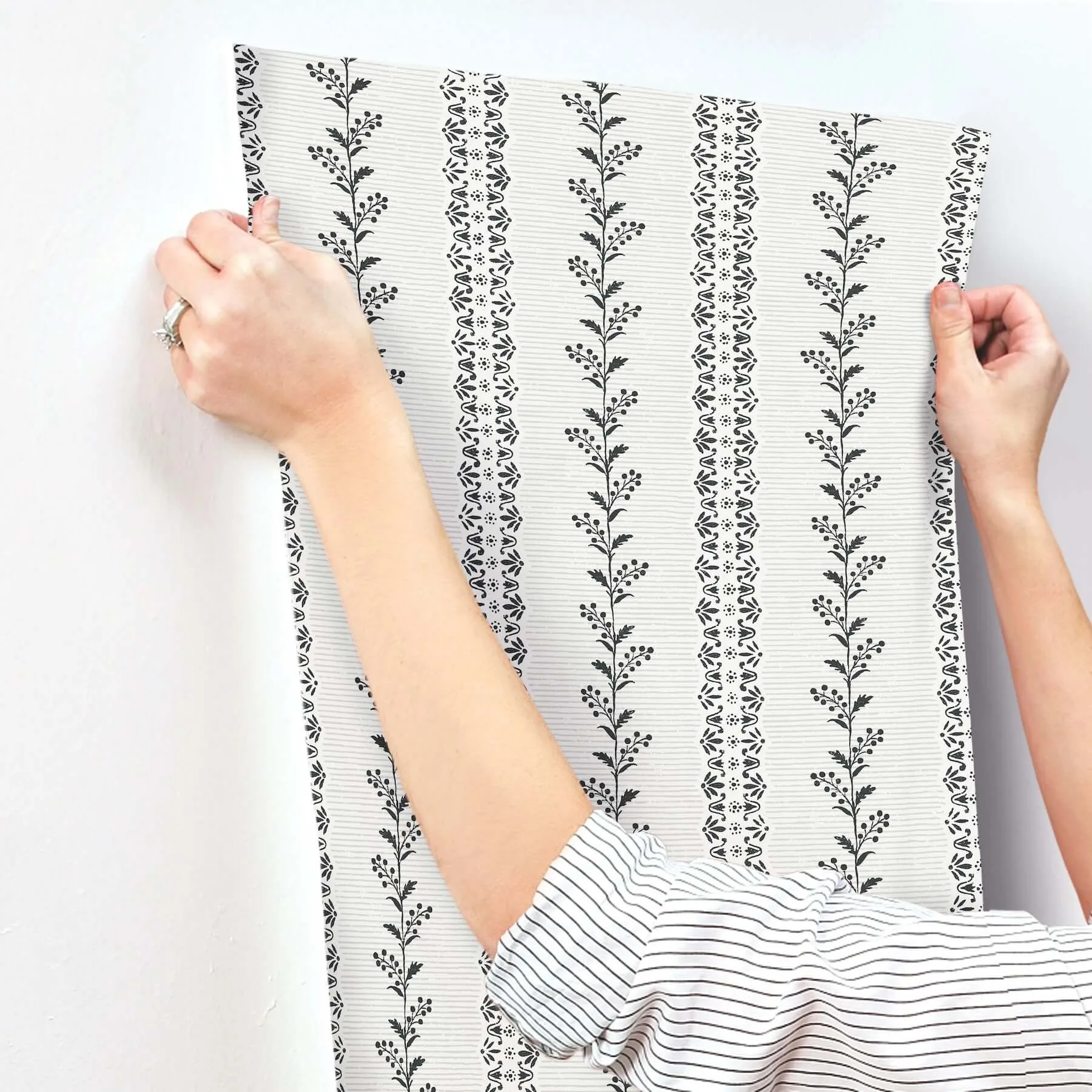 Magnolia Home Everleigh - White & Black Wallpaper | Buy Online Magnolia Home Everleigh wallpaper, color White & Black, SKU MF4761