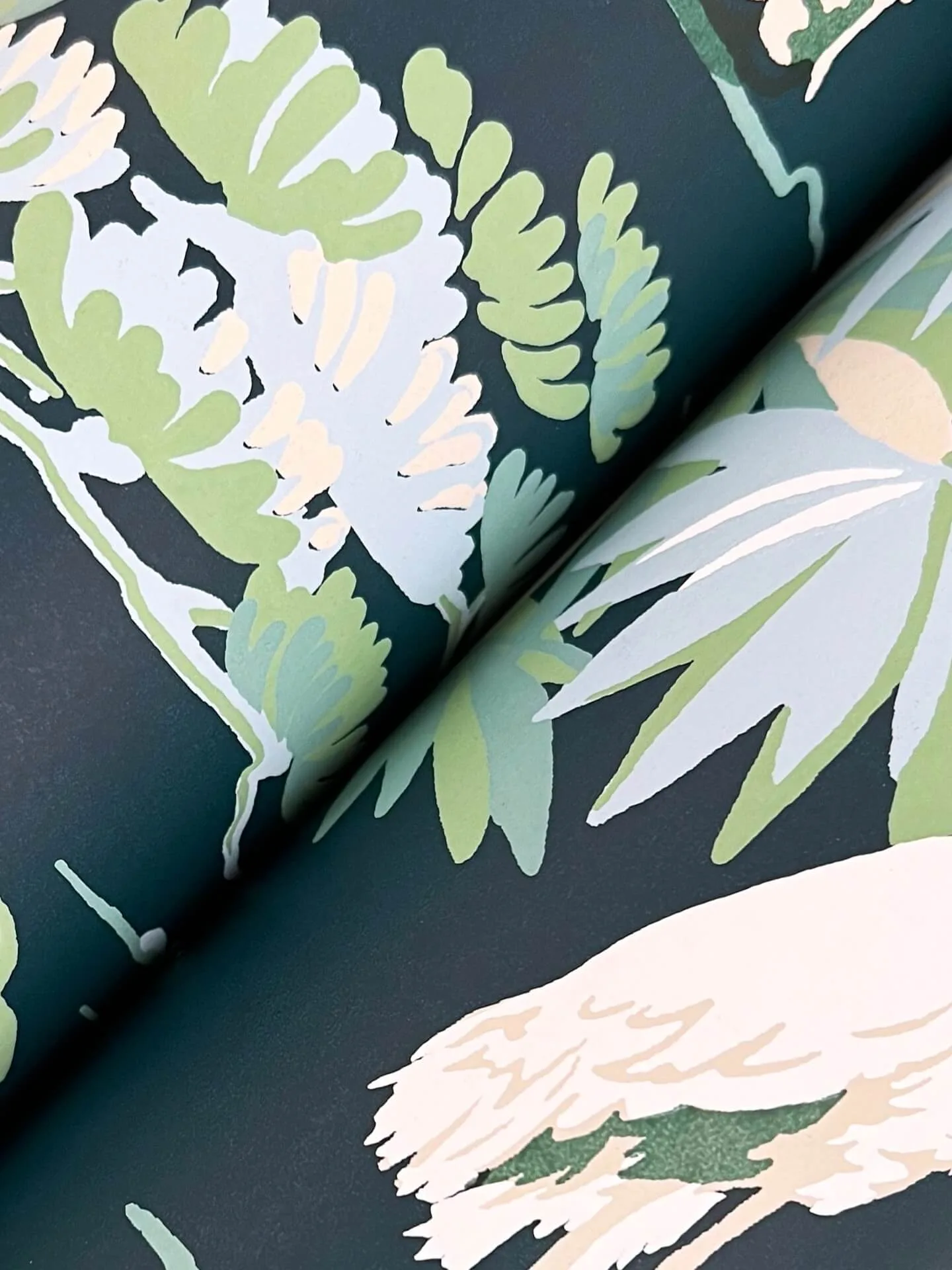 Ronald Redding Bridgewater - Navy Wallpaper | Buy Online Ronald Redding Bridgewater wallpaper, color Navy, SKU GT4531