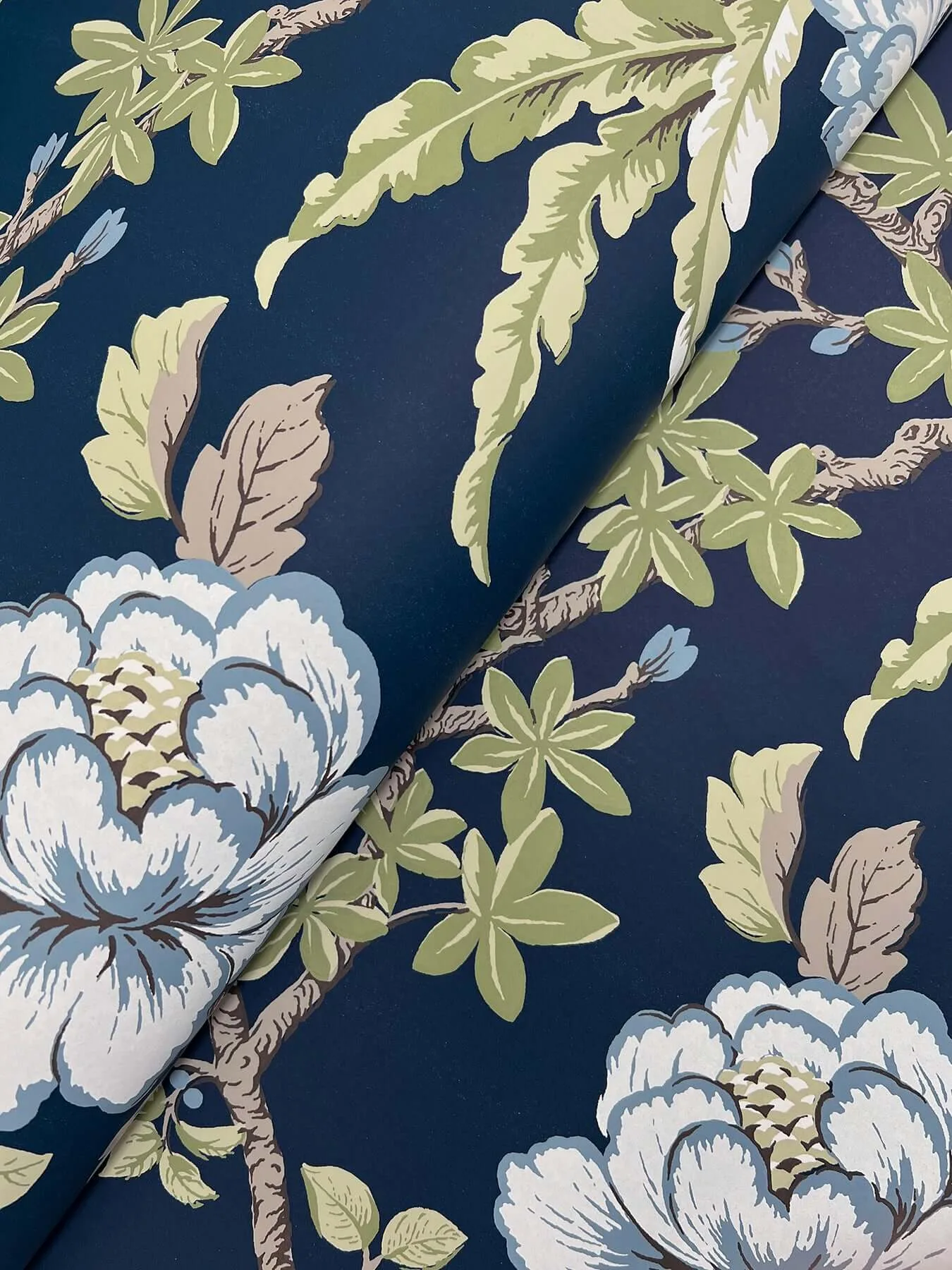 Ronald Redding Courtyard Botanical wallpaper, color Navy, SKU MX9652