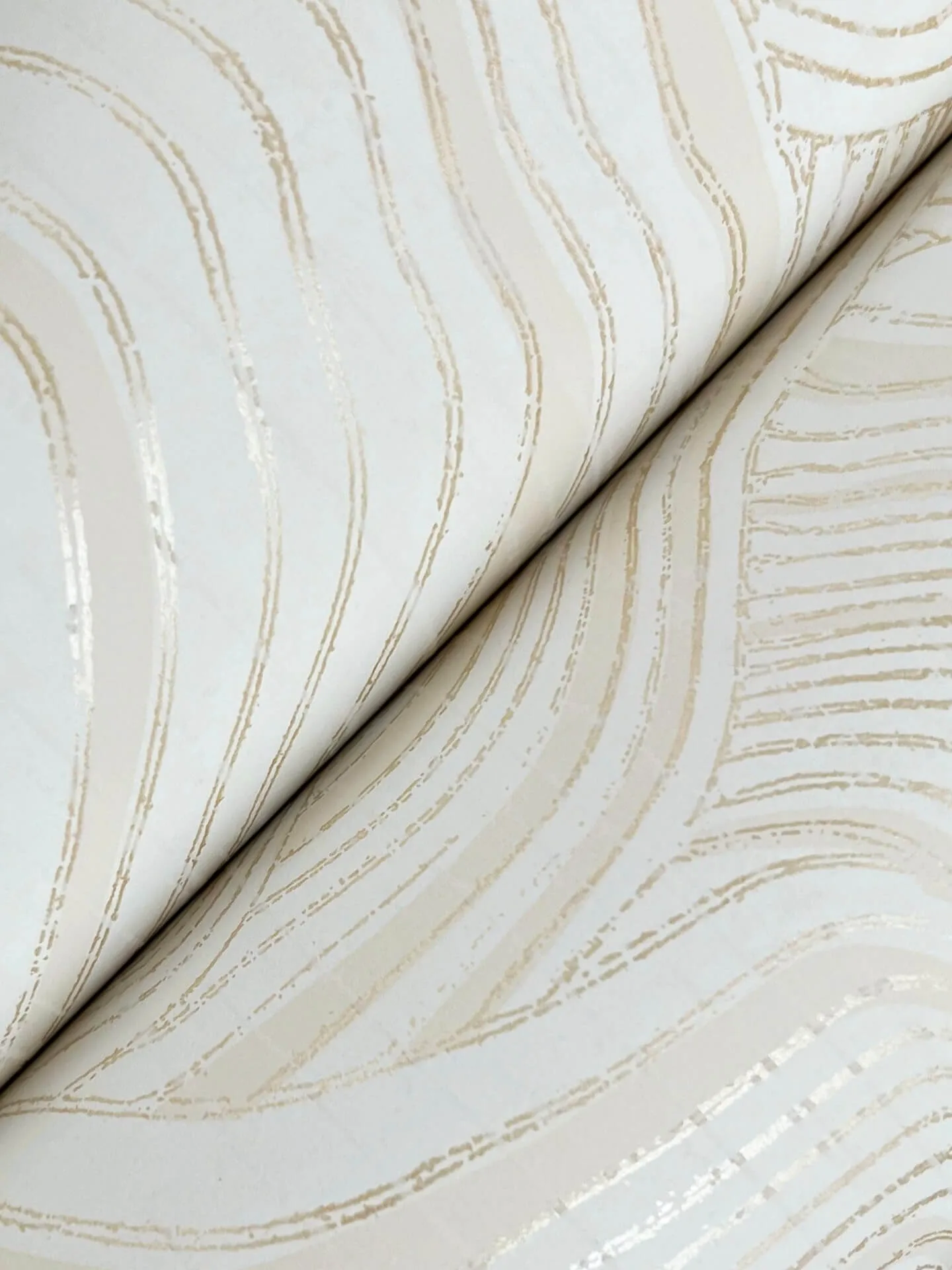 Ronald Redding Geodes - White Wallpaper | Buy Online Ronald Redding Geodes wallpaper, color White, SKU GT4529