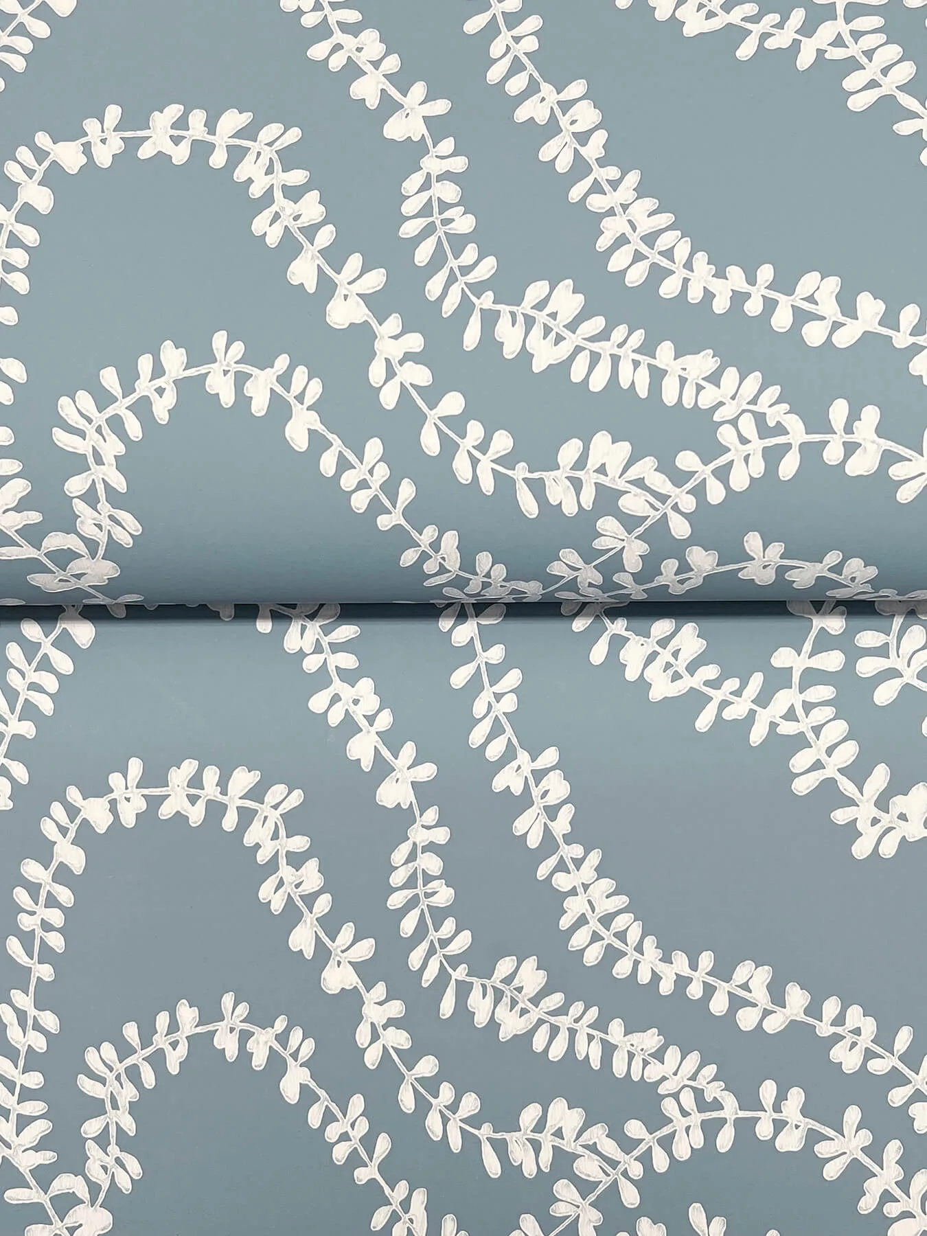 Ronald Redding String of Pearls wallpaper, color Denim, SKU VR1516