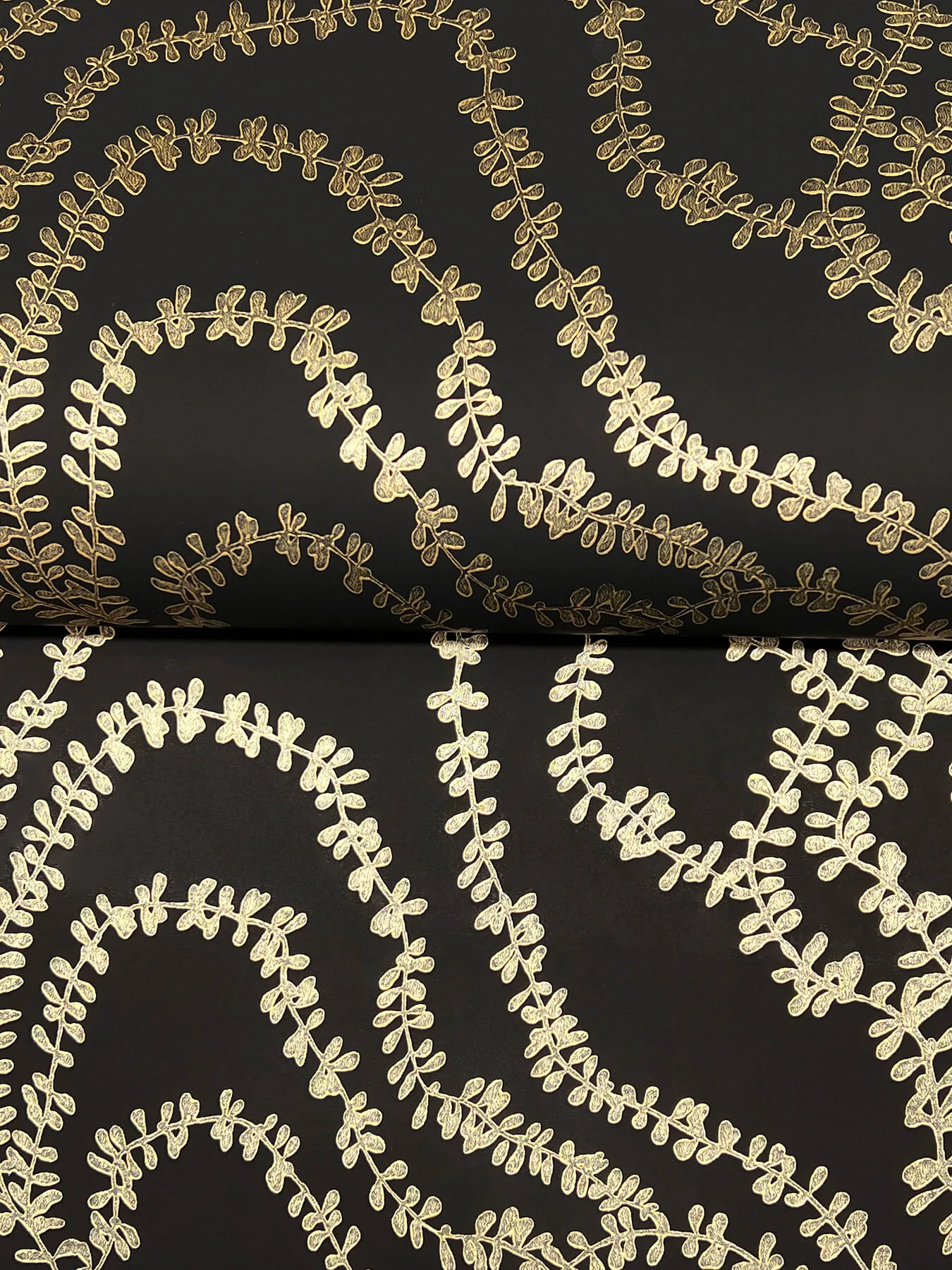Ronald Redding String of Pearls - Gold Wallpaper | Buy Online Ronald Redding String of Pearls wallpaper, color Gold, SKU VR1517