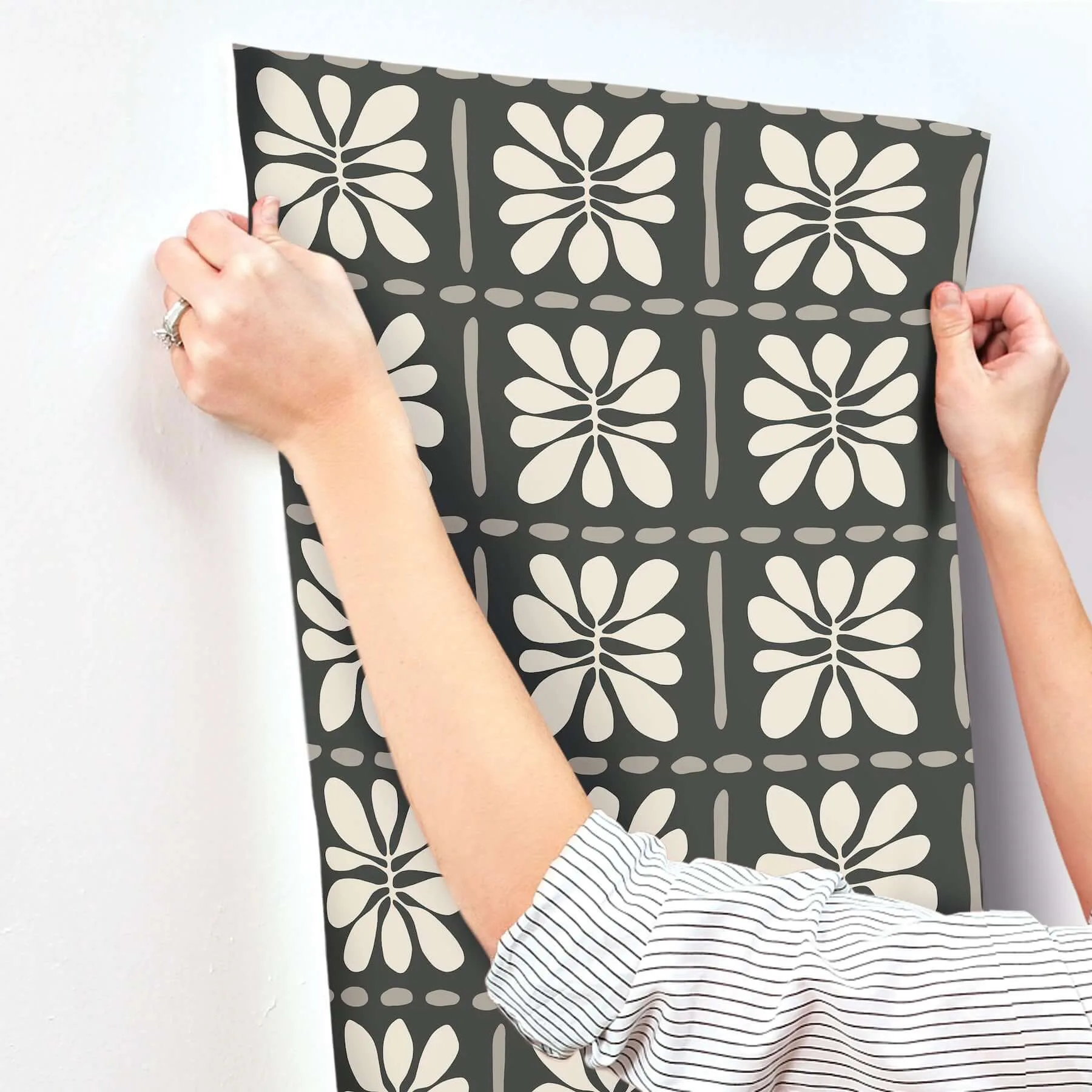 York Wallcoverings Mimosa Fleur wallpaper, color Carbon Black, SKU ZM2810