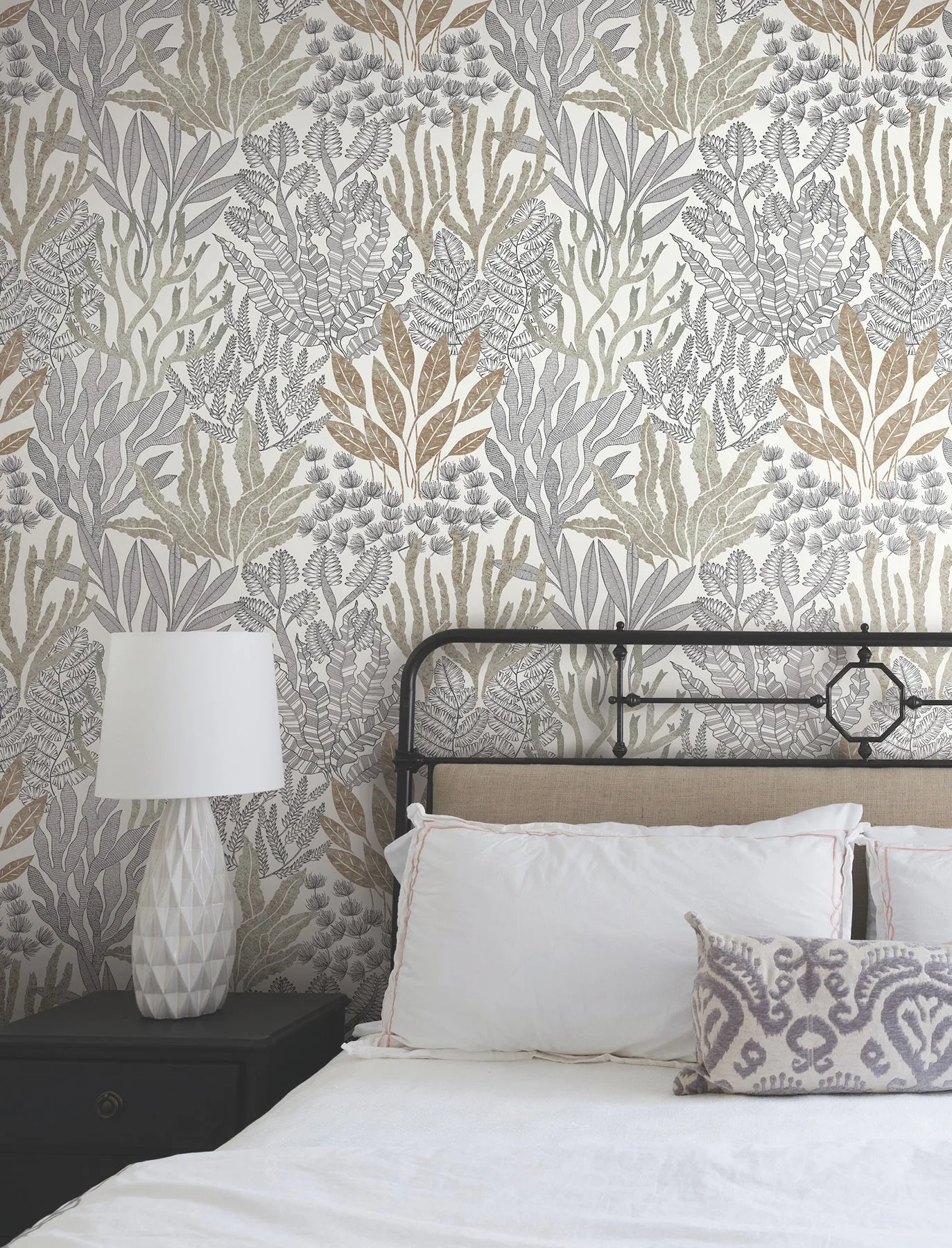 York Wallcoverings Coral Leaves wallpaper, color Taupe & Black, SKU RT7802